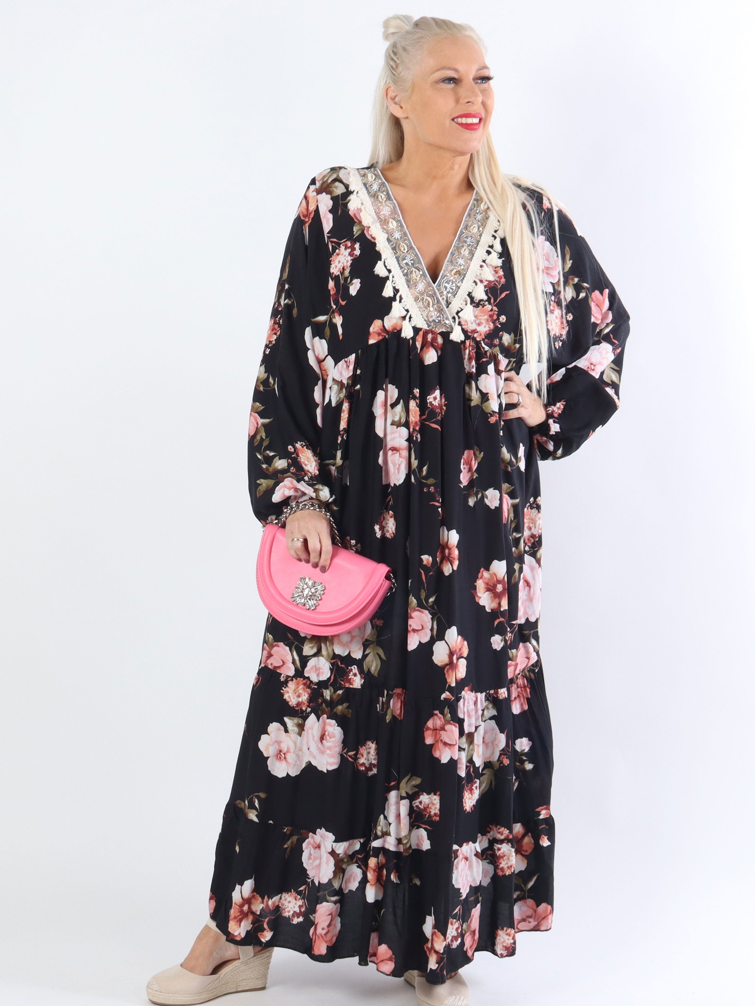Adelaida Flower - Plus size kjole med musling og frynse detaljer